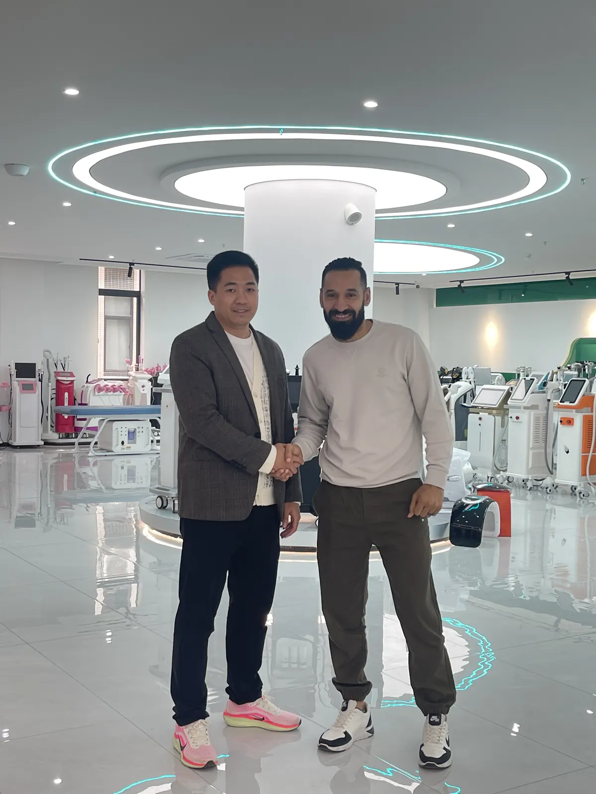 FQBeauty representative welcoming an overseas beauty equipment buyer in the showroom