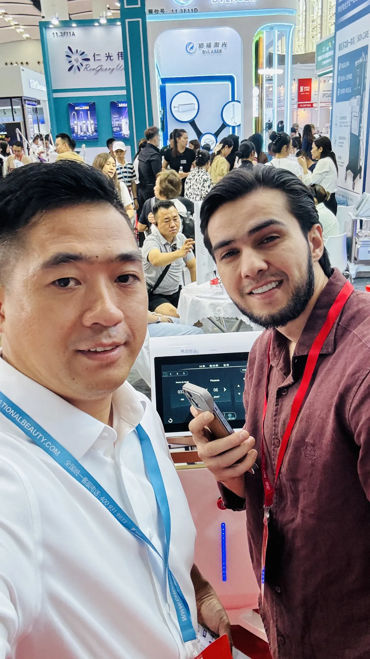 FQBeauty team meeting an international buyer at a professional beauty equipment exhibition