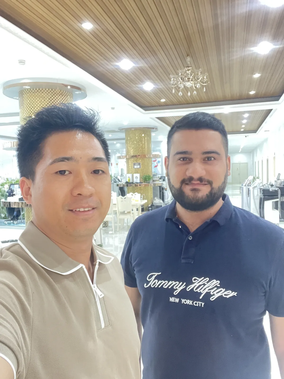 Overseas buyer meeting the FQBeauty team in the beauty machine showroom