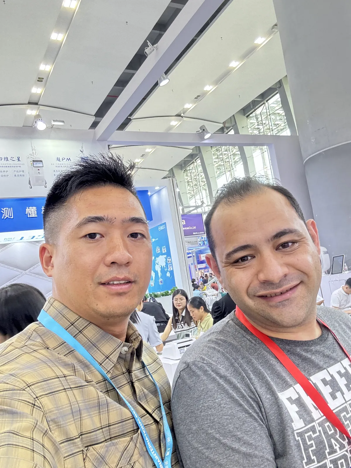 FQBeauty representative with an overseas buyer at a professional exhibition