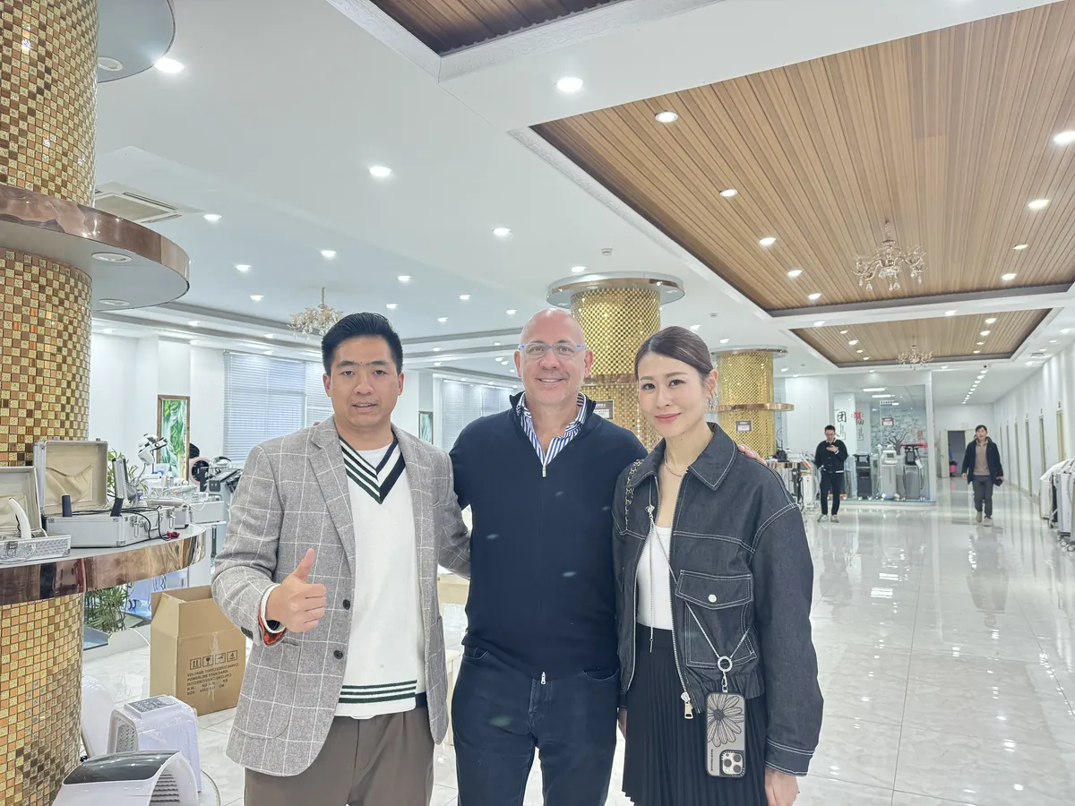 FQBeauty team meeting an overseas beauty equipment buyer in the showroom