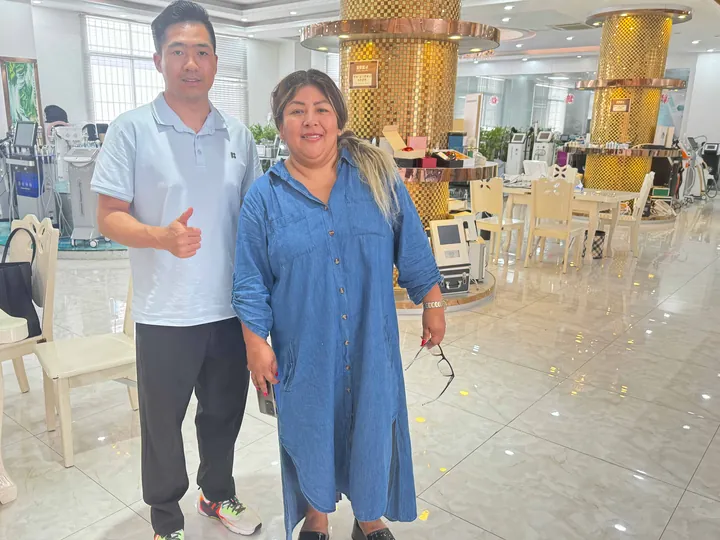 An overseas buyer visiting the FQBeauty beauty machine showroom