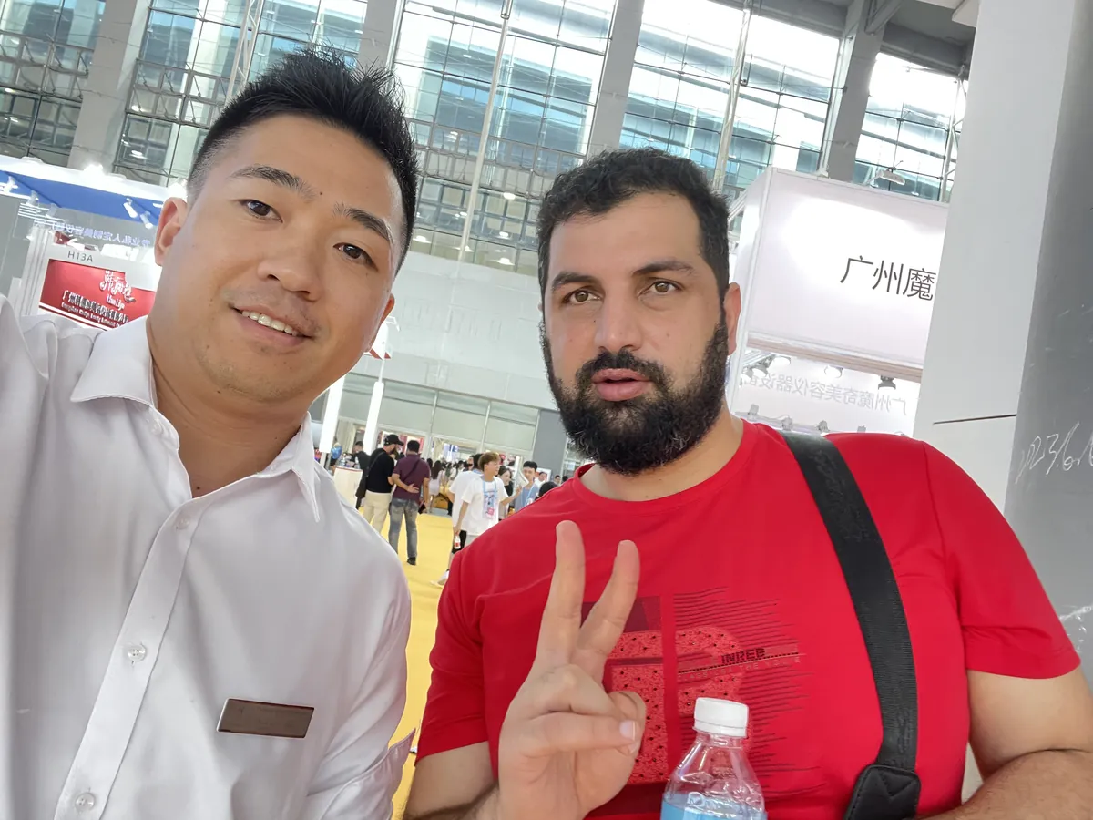 FQBeauty representative meeting an overseas beauty equipment buyer at a professional exhibition